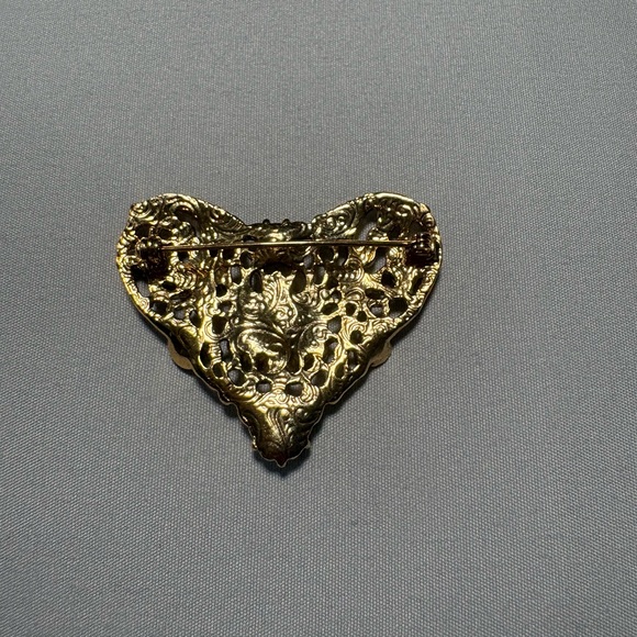 Elegant Gold Heart Brooch with Pearl Accents - Picture 2 of 6